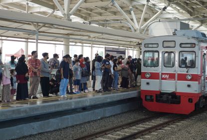 Pergerakan Pengguna Commuter Line Jabodetabek Pada Libur Awal Puasa Terpantau Ramai Di Stasiun-stasiun Sekitar Pusat Perbelanjaan dan Sentra Bisnis Lainnya