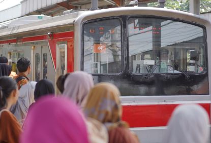 Tren Kenaikan Pengguna KRL Pada Hari Kerja, KAI Commuter Ajak Jaga Keselamatan dan Keselamatan Bersama Dalam Menggunakan Commuter Line  -  Dukung Timnas, KAI Commuter Juga Mengadakan Nobar di Stasiun BNI City